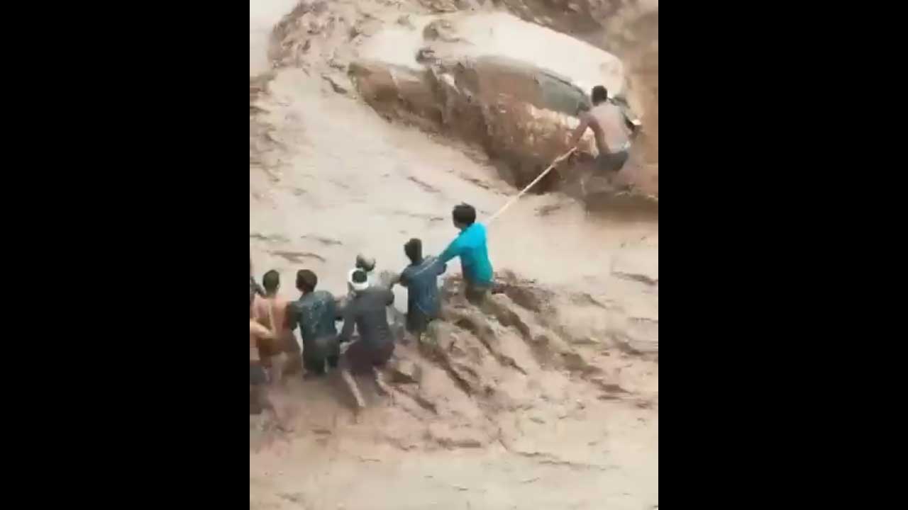 Woman rescued | నది పక్కన పార్క్‌ చేసిన కారులో మహిళ.. వరద పెరిగి కొట్టుకుపోయిన కారు.. తర్వాత ఏం జరిగిందంటే..! Video