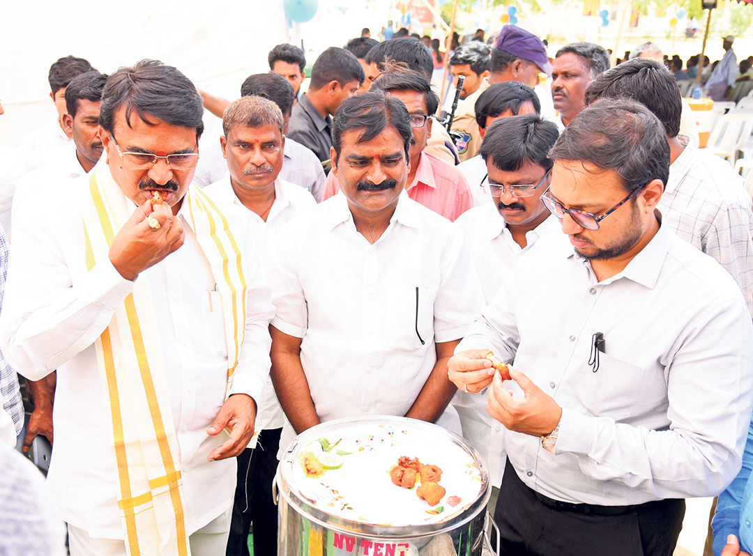 జగిత్యాల జిల్లా బుగ్గారం మండలం గోపులాపూర్ చెరువుకు పూజలు చేస్తున్న మంత్రి ఈశ్వర్