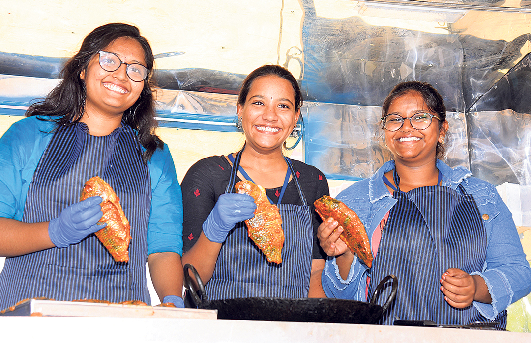 సంగారెడ్డి జిల్లా చిమ్నాపూర్లో చెరువుల పండుగలో భాగంగా బతుకమ్మను ఎత్తుకున్న సీఎస్ శాంతికుమారి