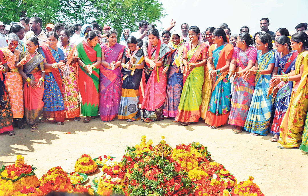 మహబూబాబాద్లో ఫిష్ ఫుడ్ ఫెస్టివల్లో వంటకాలను పరిశీలిస్తున్న మంత్రి సత్యవతి