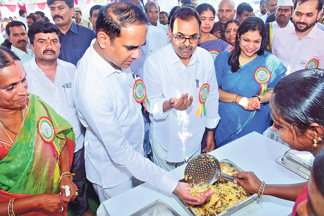 వనపర్తిలో మత్స్య శాఖ స్టాల్లో వంటకాలను రుచి చూస్తున్న మంత్రి నిరంజన్రెడ్డి, కలెక్టర్