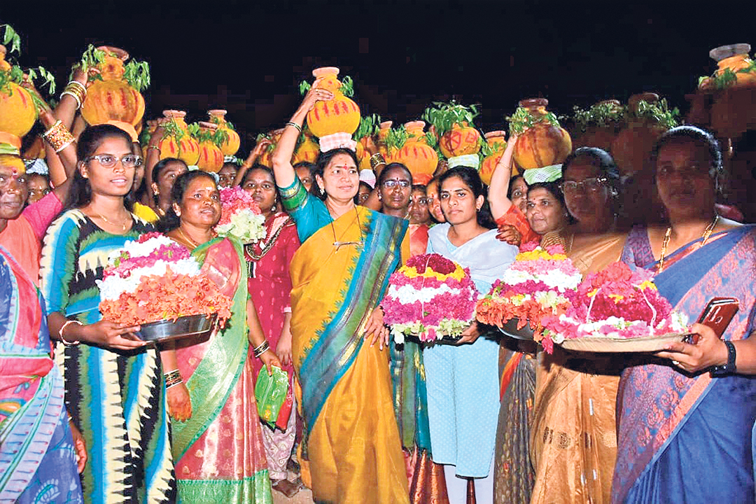 కరీంనగర్ జిల్లా కొత్తపల్లి మండలం ఆసిఫ్నగర్ చెరువులో పడవపై వెళ్తున్న మంత్రి గంగుల కమలాకర్