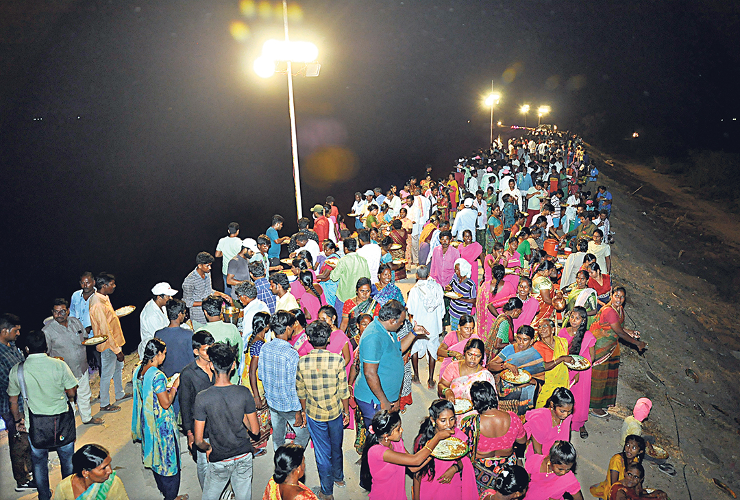 నిజామాబాద్ జిల్లా భీమ్గల్ మండలం పురాణిపేట చెరువు వద్ద కలెక్టర్, స్థానికులతో కలిసి నృత్యం చేస్తున్న మంత్రి వేముల ప్రశాంత్రెడ్డి