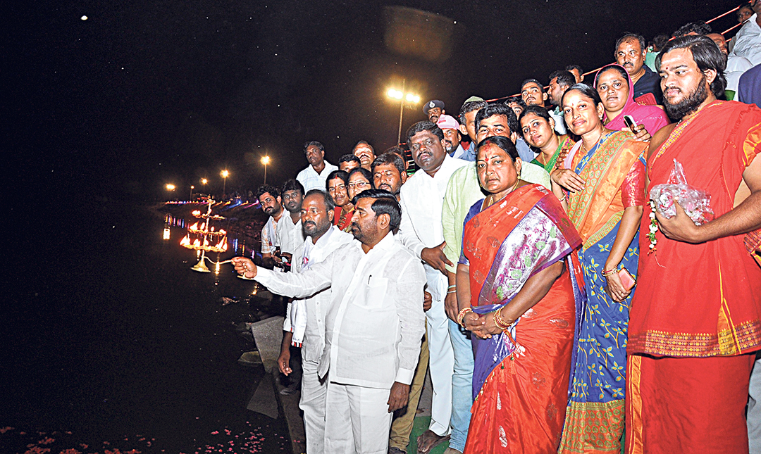 కామారెడ్డి జిల్లా బాన్సువాడ మండలంలోని తాడ్కోల్లో మహిళలతో కలిసి బోనం ఎత్తుకున్న స్పీకర్ పోచారం