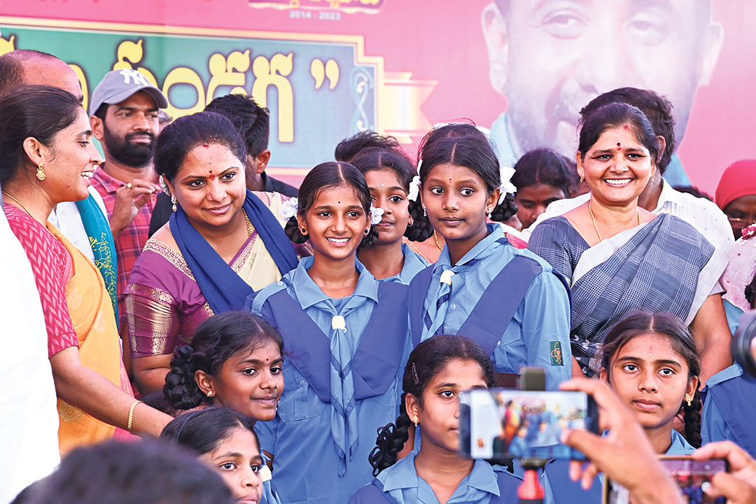 సూర్యాపేట మండలం పిల్లలమర్రిలోని సుబ్బ సముద్రం చెరువుకు హారతి ఇస్తున్న మంత్రి జగదీశ్రెడ్డి