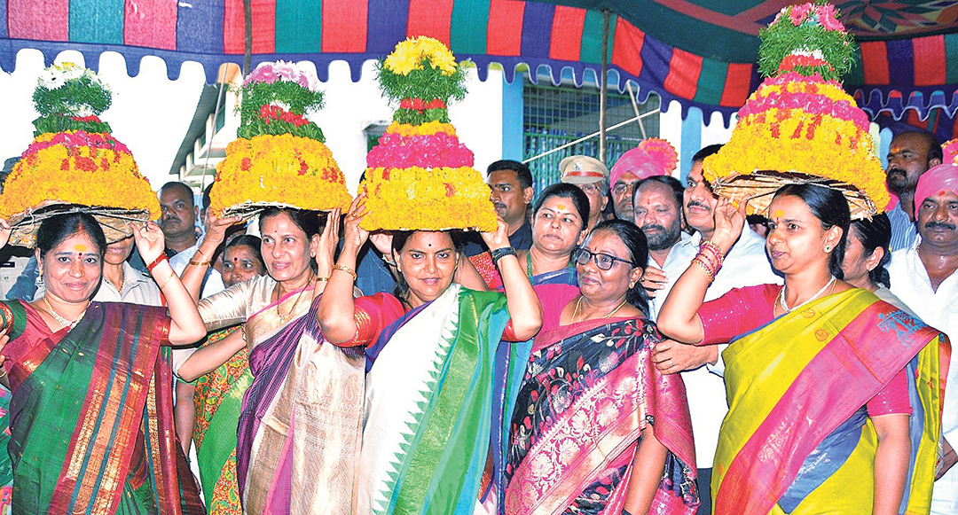 మెదక్ జిల్లా కోమటూరులో బతుకమ్మ ఆడుతున్న ఎమ్మెల్యే పద్మాదేవేందర్రెడ్డి