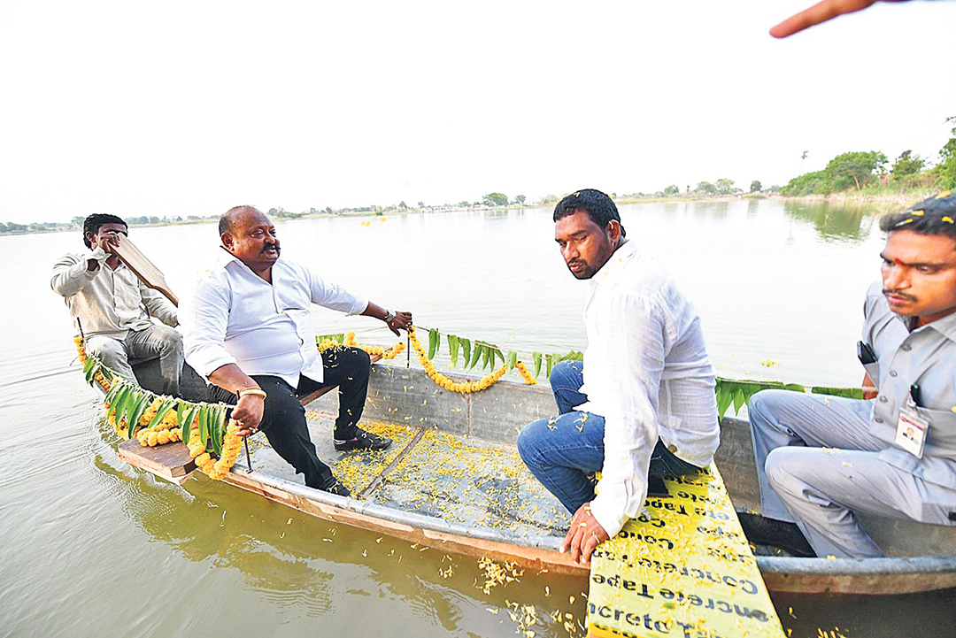 ఖమ్మం జిల్లా తల్లాడ మండలం వెదుళ్లచెర్వు వద్ద ఎంపీలు నామా నాగేశ్వరరావు, వద్దిరాజు, పార్థసారథిరెడ్డి, ఎమ్మెల్యే సండ్ర వెంకటవీరయ్య