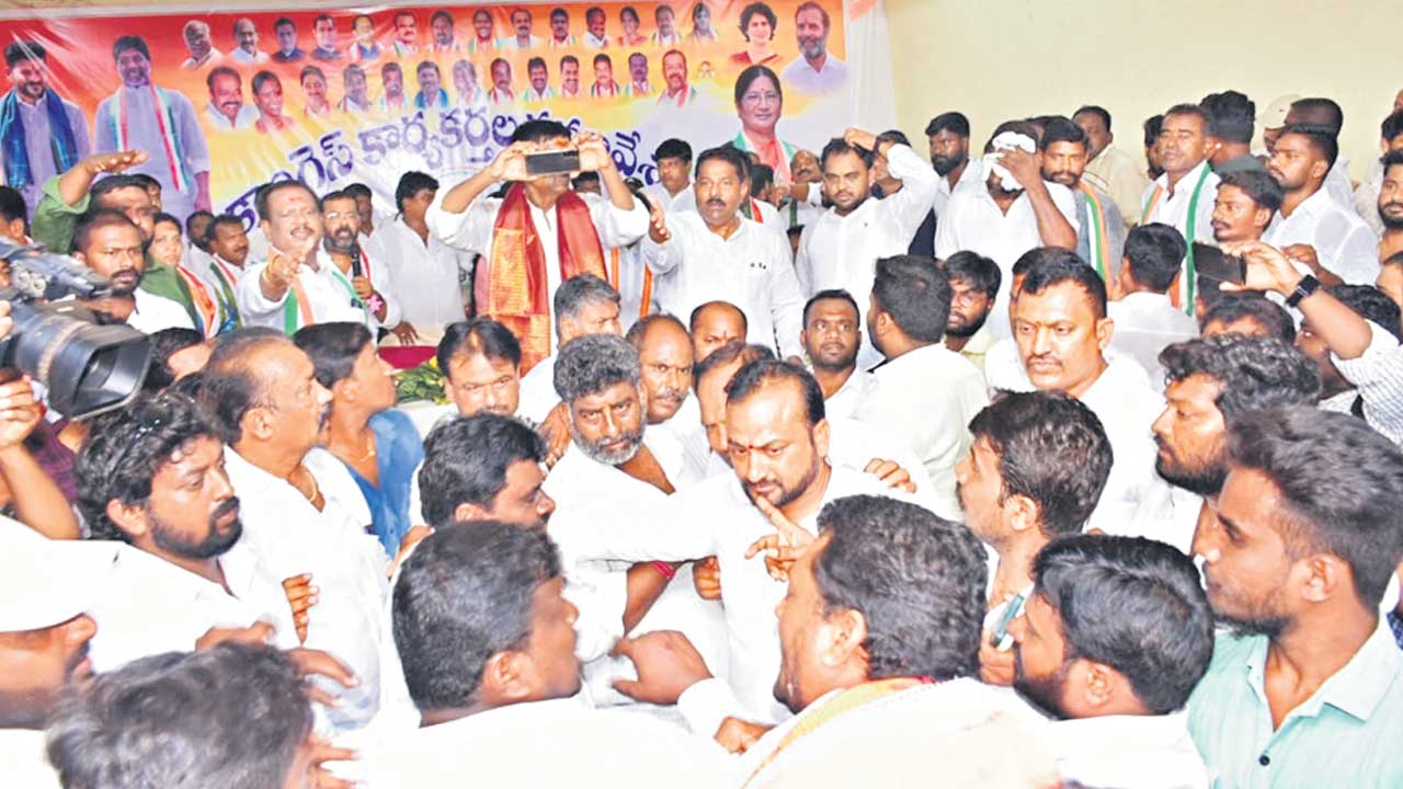 కాంగ్రెస్‌ మీటింగ్‌లో పిడిగుద్దులు