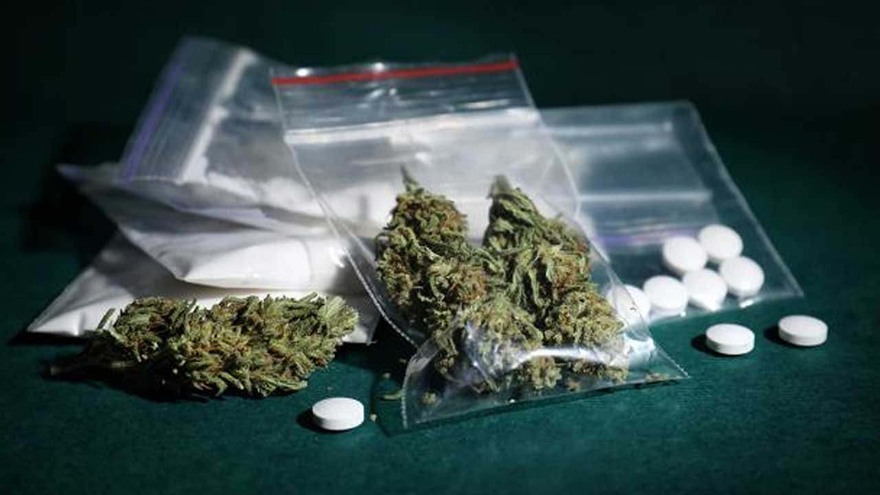 డ్రగ్స్‌ విక్రయిస్తున్న సినీ నిర్మాత అరెస్ట్‌