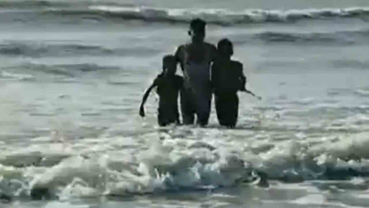 Watch: బీచ్‌లో మునిగిపోతున్న ఇద్దరు పిల్లలు.. ప్రాణాలకు తెగించి కాపాడిన పోలీస్‌ కానిస్టేబుల్‌
