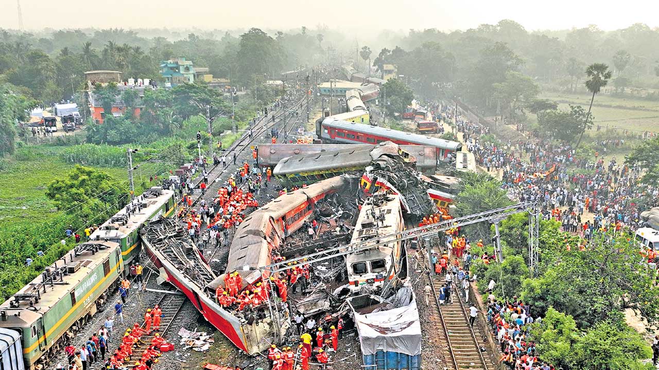 Odisha Train Accident |  ఈ పాపం ఎవరిది.. ప్రమాదానికి కారణం సిగ్నల్‌ లోపమా? మానవ తప్పిదమా?
