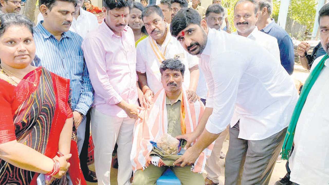 అభివృద్ధి ప్రదాతకు అండగా ఉండాలి