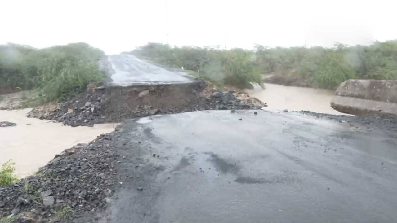 Cyclone Biparjoy | గుజరాత్‌లో బిపర్‌జాయ్‌ బీభత్సం.. వరద తాకిడికి కూలిన వంతెన.. రోడ్డుపై రాకపోకలు బంద్‌.. వీడియో