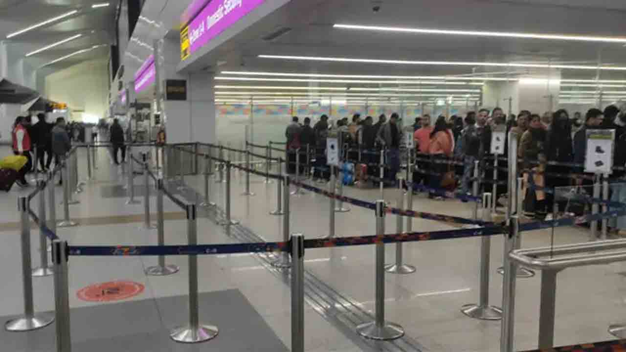 CISF Saves French Man | అపస్మారక స్థితిలో ఫ్రెంచ్ జాతీయుడు.. రక్షించిన సీఐఎస్‌ఎఫ్‌ సిబ్బంది