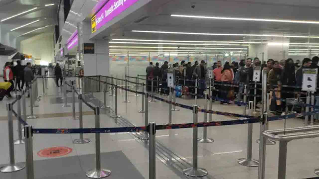 Man Fakes Wheelchair | యువకుడు వీల్‌చైర్‌ కోరాడు.. 2.15 కేజీల బంగారంతో పట్టుబడ్డాడు