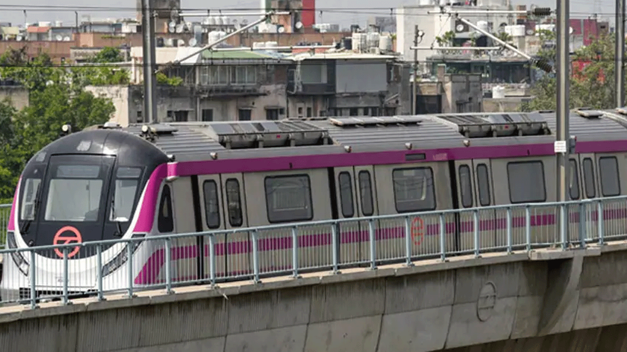 Liquor Bottles | మద్యం ప్రియులకు శుభవార్త.. మెట్రోలో రెండు సీల్డ్ బాటిళ్లకు అనుమతి