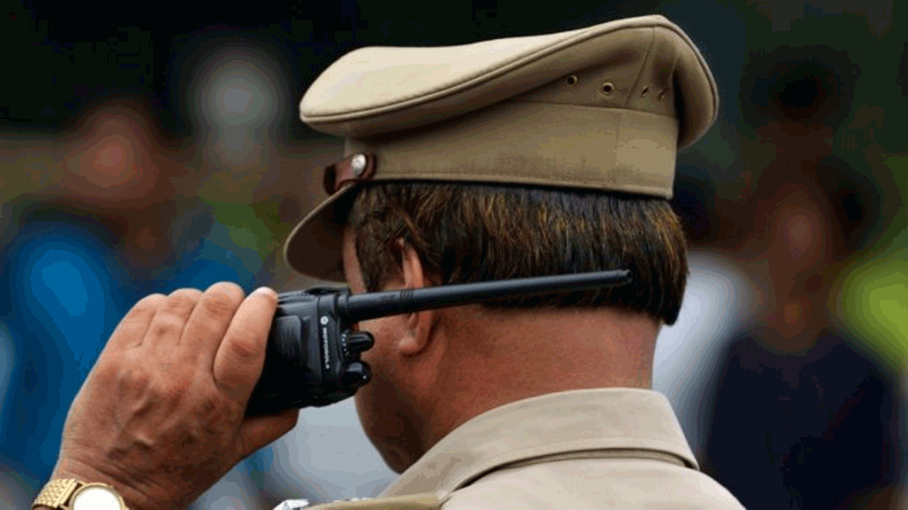 Man Pours Petrol | మొబైల్‌ నంబర్‌ బ్లాక్‌ చేసిన ప్రియురాలు.. ఆమె కాలేజీకి వెళ్లి ఒంటిపై పెట్రోల్‌ పోసుకున్న యువకుడు