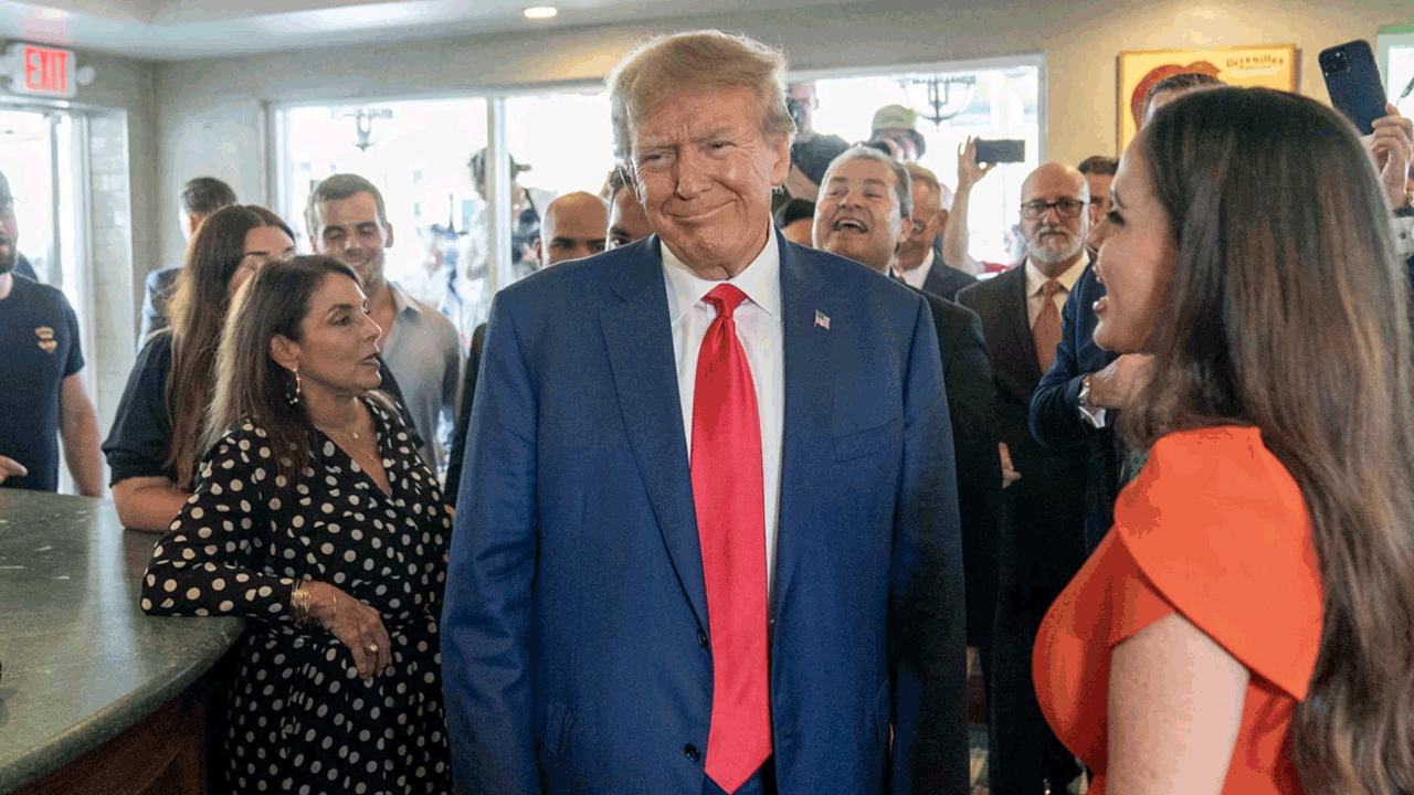 Donald Trump | రెస్టారెంట్ లో బిల్లు కట్టకుండా జారుకున్న ట్రంప్.. నెట్టింట ట్రోల్స్