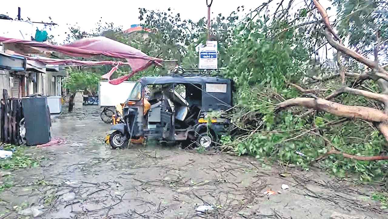 Biparjoy |  బిపర్‌జాయ్‌ బీభత్సం.. గుజరాత్‌ అల్లకల్లోలం