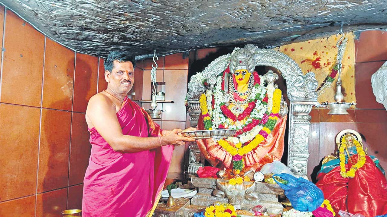 భక్తజన సంద్రం