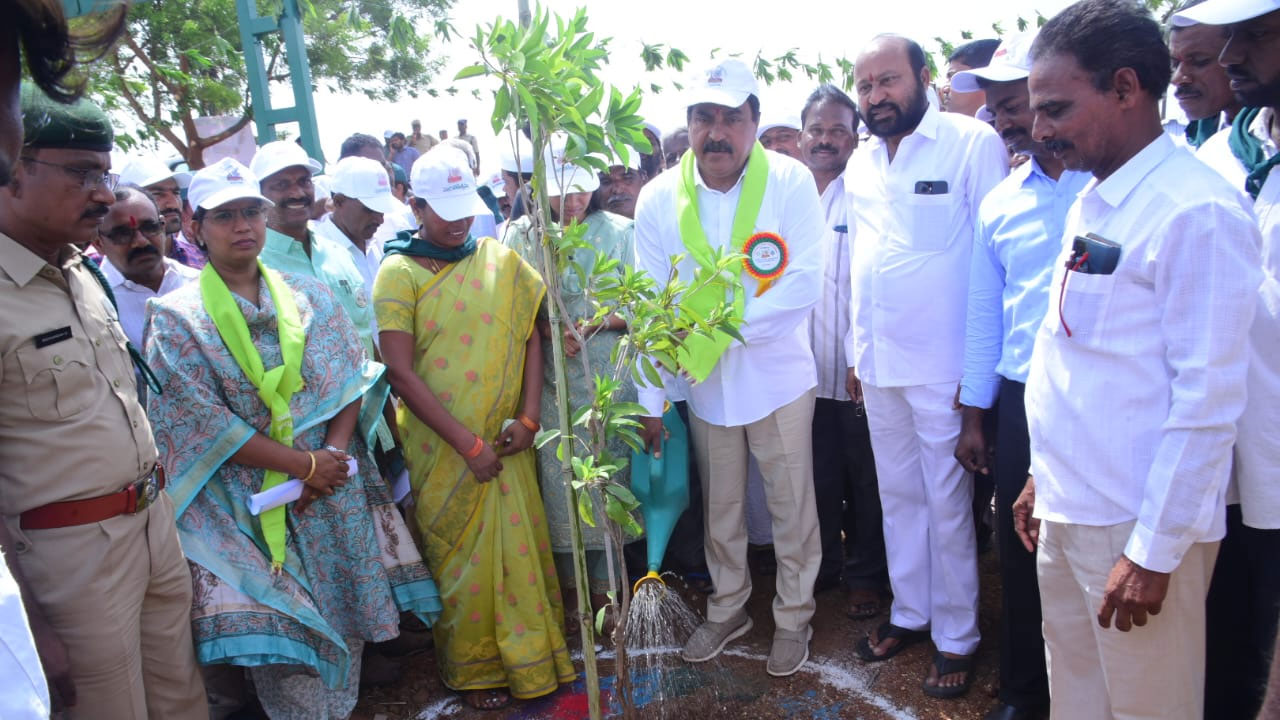 Minister Errabelli Dayakar Rao | భవిష్యత్‌ తరాలకు స్వచ్ఛమైన గాలి, నివాసయోగ్యమైన పరిసరాలను అందింద్దాం: మంత్రి ఎర్రబెల్లి