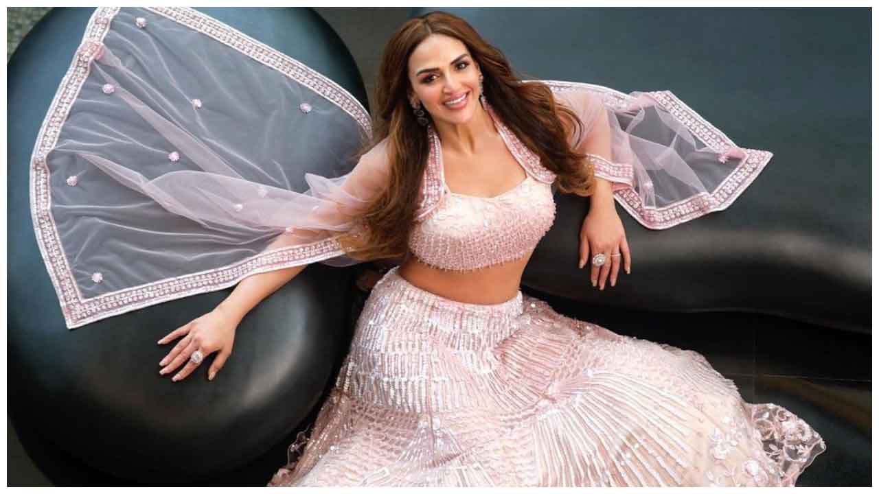 Esha Deol | గులాబీ కలర్ డ్రెస్‌లో గుబాళిస్తున్న ఈషా డియోల్..