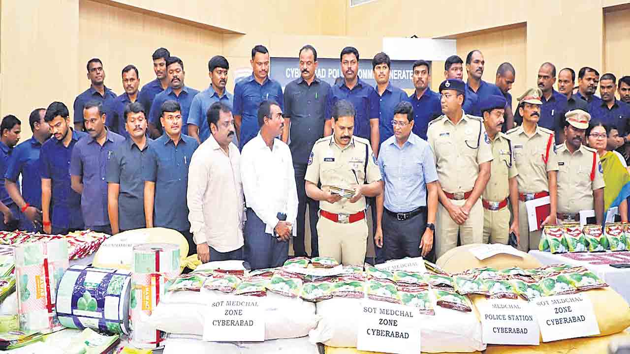 నకిలీ విత్తనాలు విక్రయిస్తున్న 10 మంది అరెస్ట్