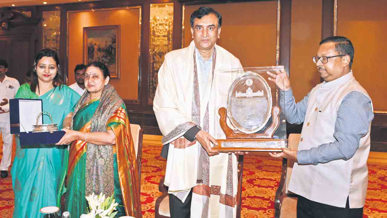 జస్టిస్‌ సంతోష్‌రెడ్డికి హైకోర్టు వీడోలు