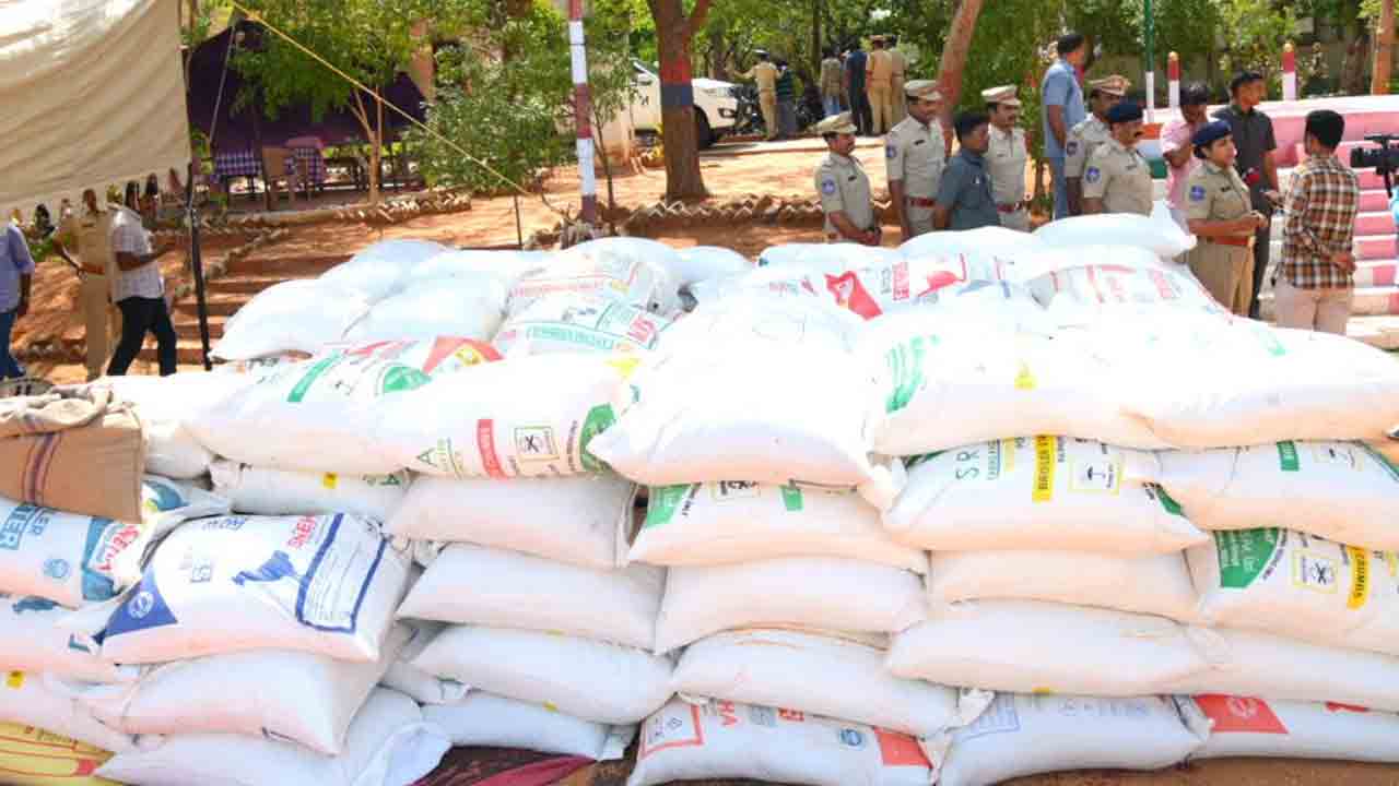 Fake cotton seeds | రూ.కోటి 80లక్షల విలువ గల నకిలీ పత్తి విత్తనాలు స్వాధీనం..ముగ్గురు అరెస్ట్‌