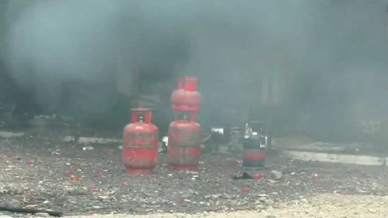 Fire accident | గ్యాస్‌ గోదాంలో భారీ అగ్నిప్రమాదం.. ఎగిసిపడిన అగ్నికీలలు.. Video