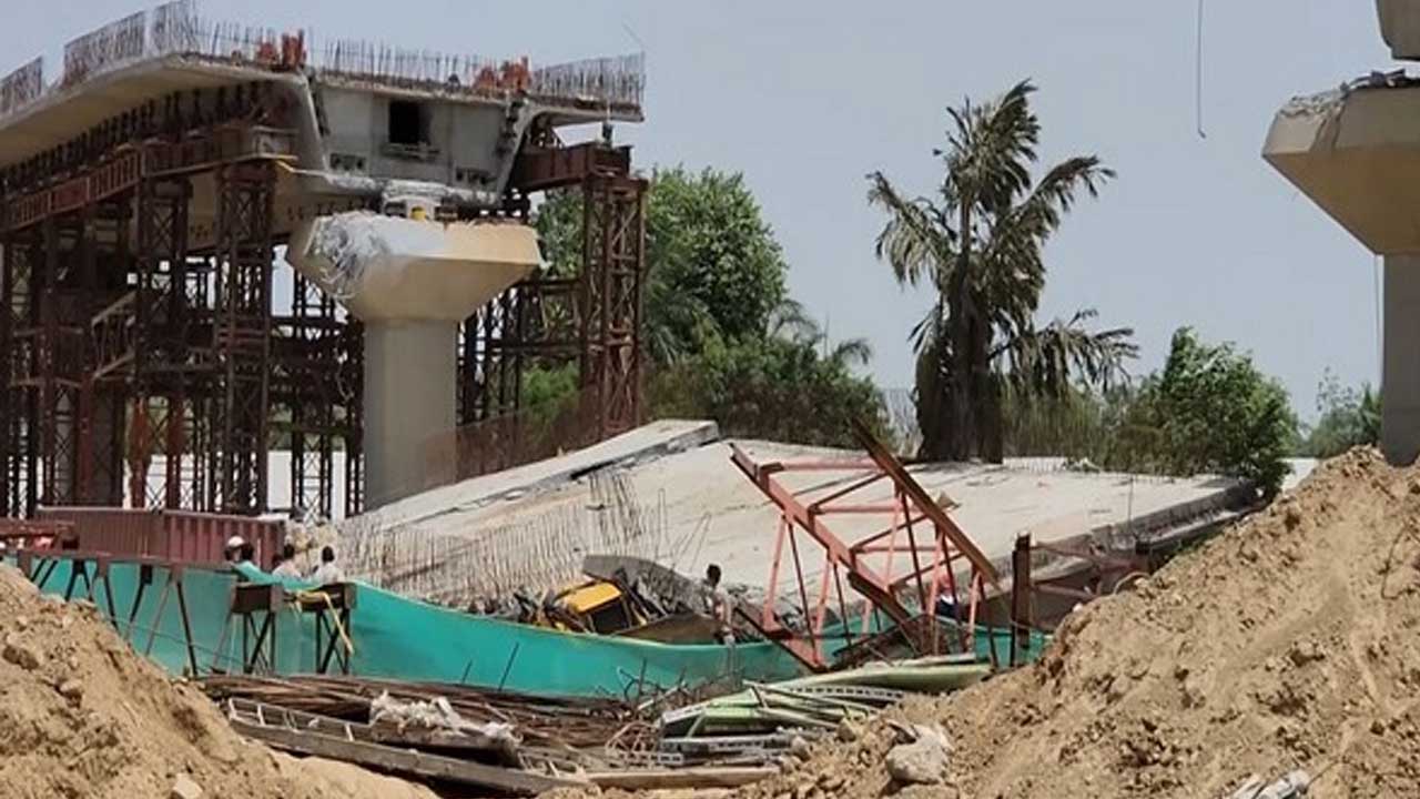 Flyover collapses | నిర్మాణంలో ఉన్న ఫ్లైవోవర్‌ కుప్పకూలి క్రేన్‌ ఆపరేటర్‌ దుర్మరణం