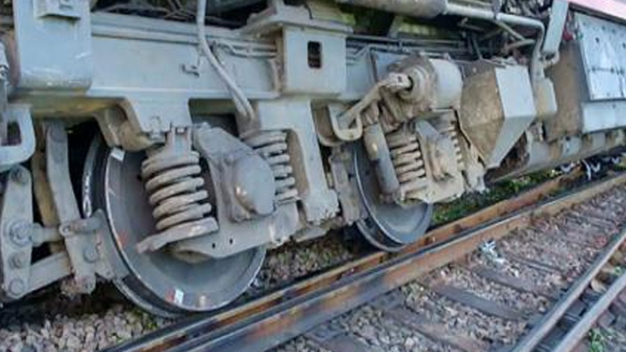 Goods train Derailed | అనకాపల్లి వద్ద పట్టాలు తప్పిన గూడ్స్‌.. జన్మభూమి, సింహాద్రి ఎక్స్‌ప్రెస్‌ సహా పలు రైళ్లు రద్దు