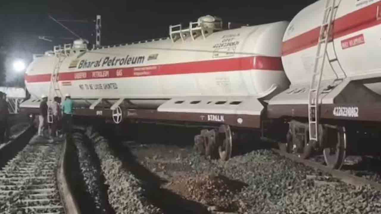 Goods train derails | పట్టాలు తప్పిన ఎల్పీజీ గూడ్స్‌ రైలు.. తప్పిన పెను ప్రమాదం