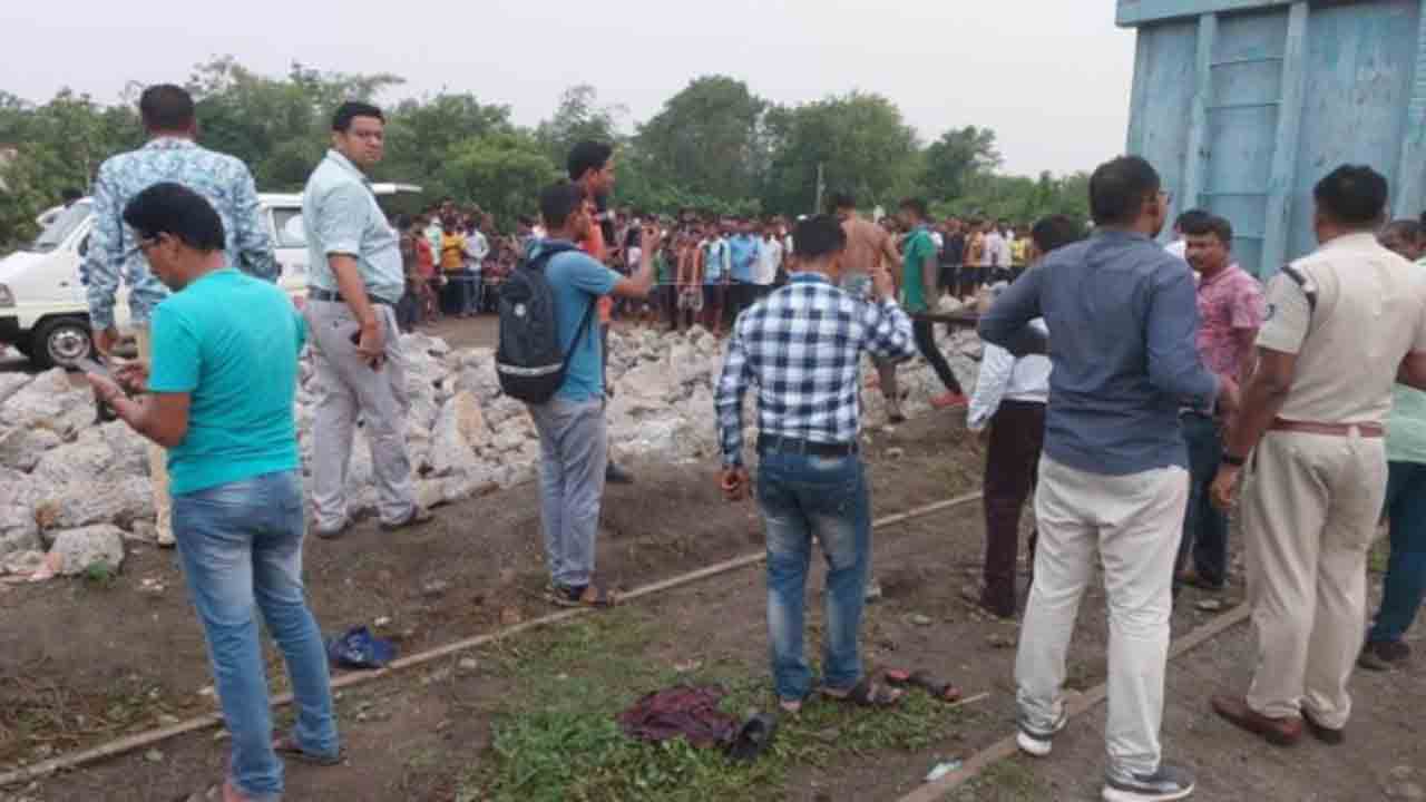 goods train | గాలికి కదిలిన గూడ్స్ రైలు..  కింద ఉన్న కూలీలు మృతి, గాయపడిన కొందరు