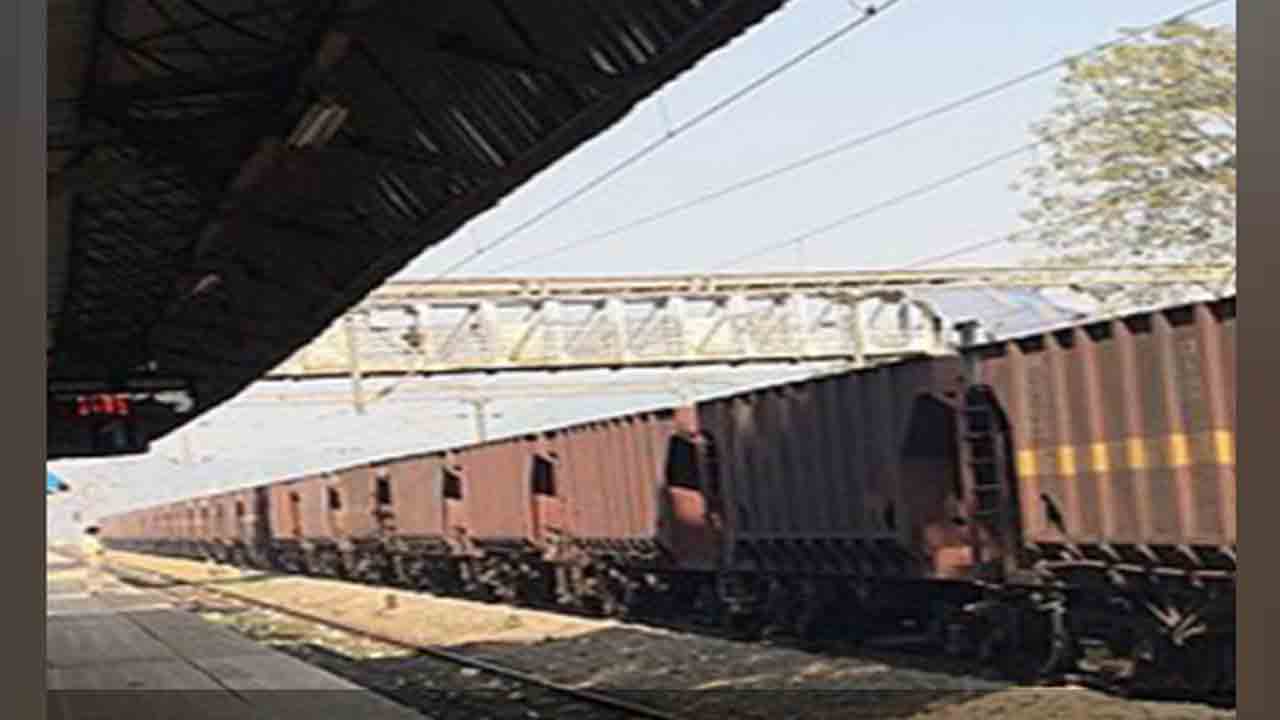 Goods Train | ట్రాక్టర్‌ ట్రాలీని ఢీకొట్టి పట్టాలు తప్పిన గూడ్స్‌ రైలు.. ఆరుగురికి గాయాలు