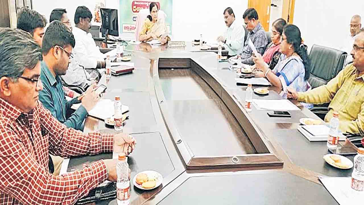 ‘గృహలక్ష్మి’పై ప్రజలకు వివరించాలి