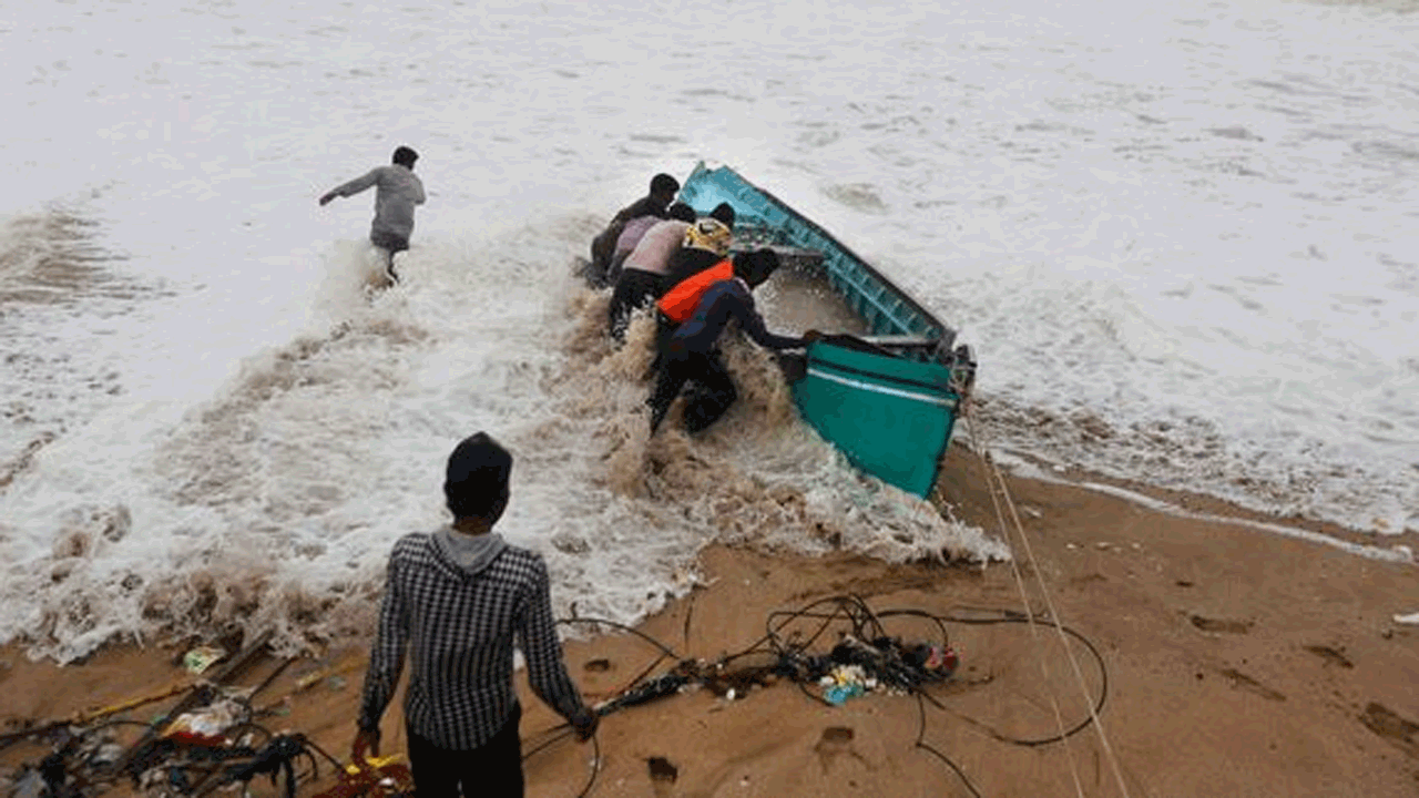 Cyclone Biparjoy | ఓవైపు తుపాను.. మరోవైపు భూకంపం.. ఆందోళనలో గుజరాత్ ప్రజలు