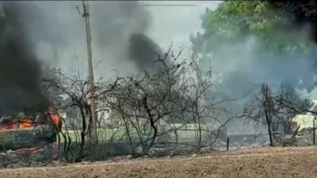 Parked cars gutted | పంట చేనులో చెత్తకు నిప్పుపెట్టిన రైతు, చేను పక్కన రోడ్డుపై పార్క్‌ చేసిన ఐదు కార్లు దగ్ధం.. వీడియో