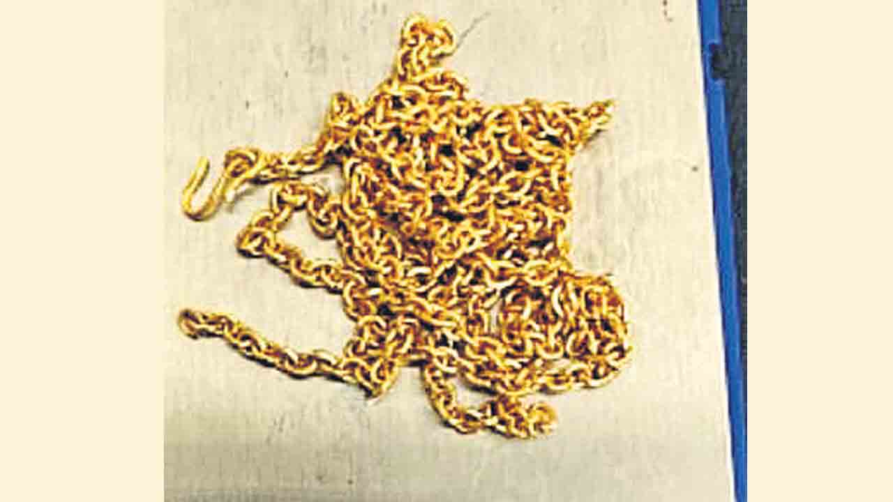 శంషాబాద్‌ ఎయిర్‌ పోర్టులో బంగారం పట్టివేత