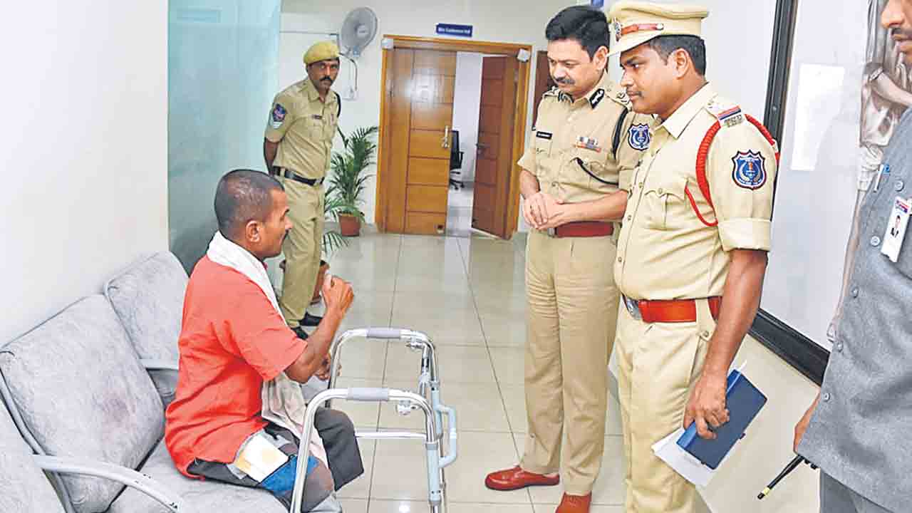 పక్షవాతం వచ్చిందని వదిలేసిన కుటుంబసభ్యులు