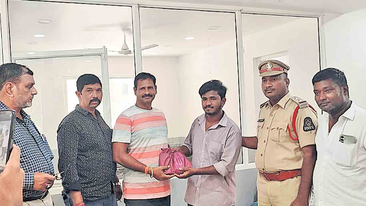ఏటీఎం సెంటర్‌లో క్యాష్‌బ్యాగ్‌..