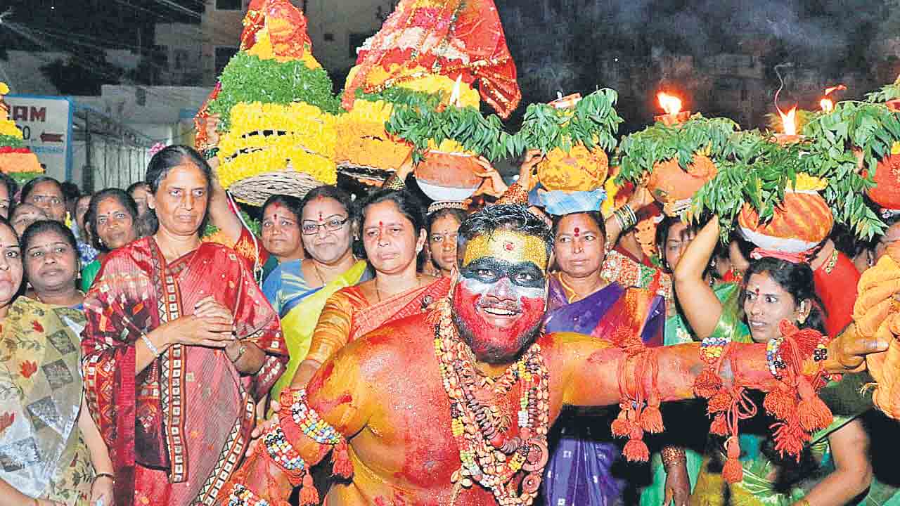 నాడు మురికి కూపాలు..నేడు స్వచ్ఛ జలాశయాలు