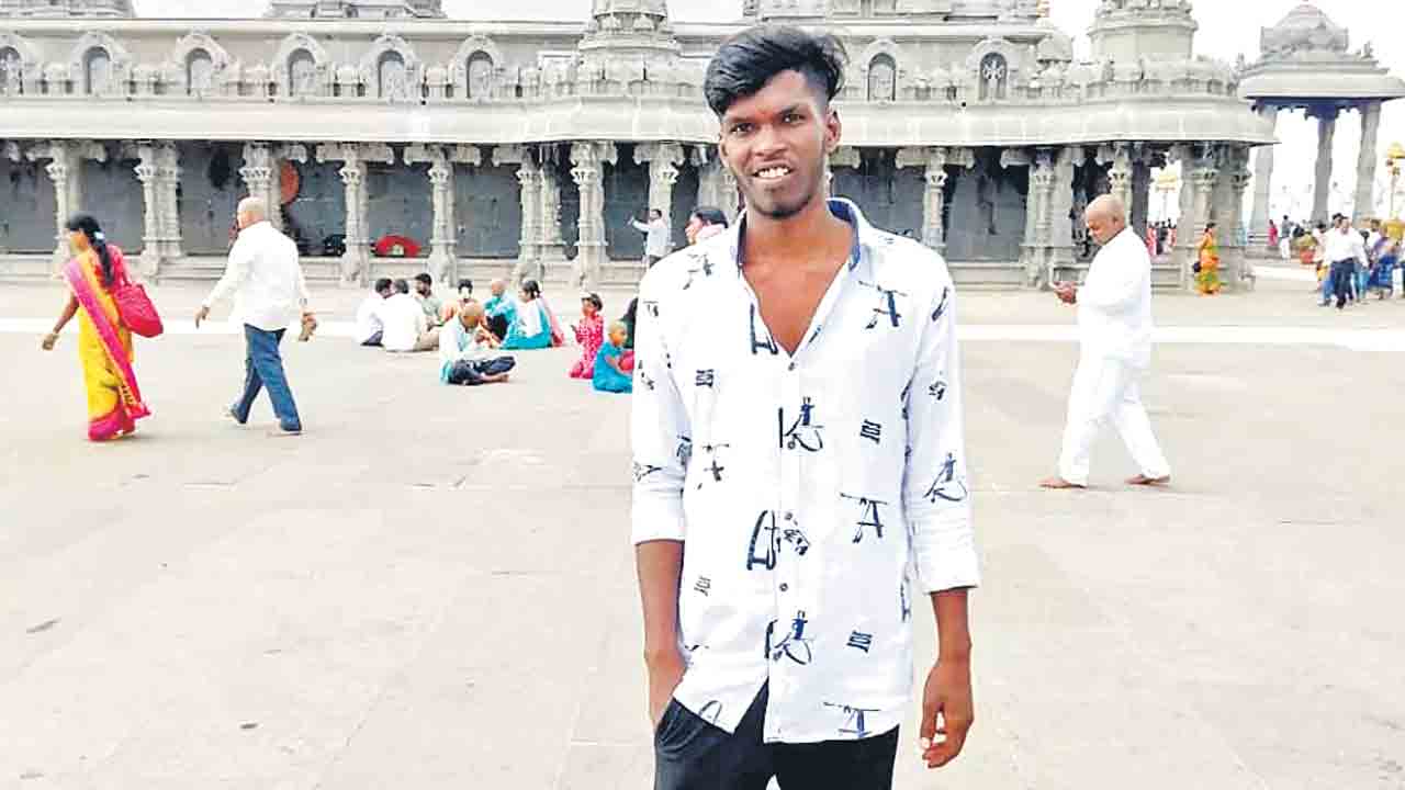 రోడ్డు ప్రమాదంలో యువకుడి దుర్మరణం