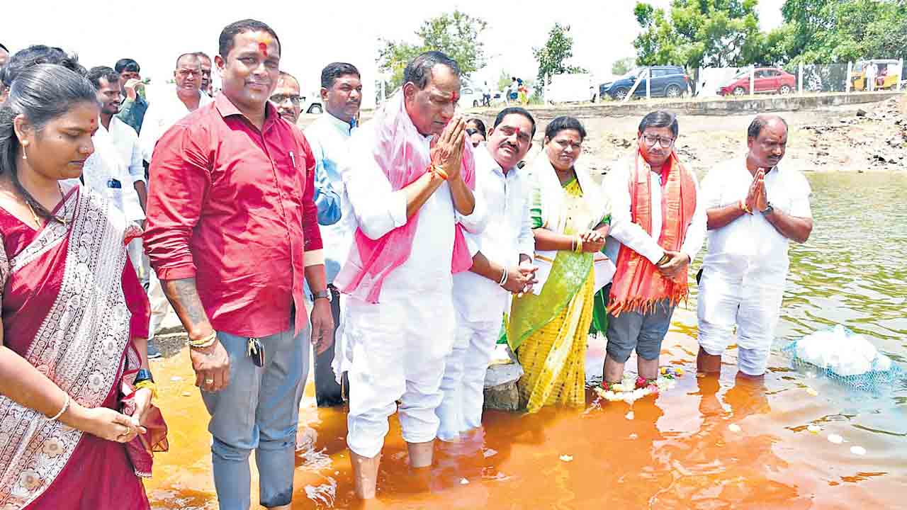 మండుటెండల్లో..నిండు కుండల్లా..