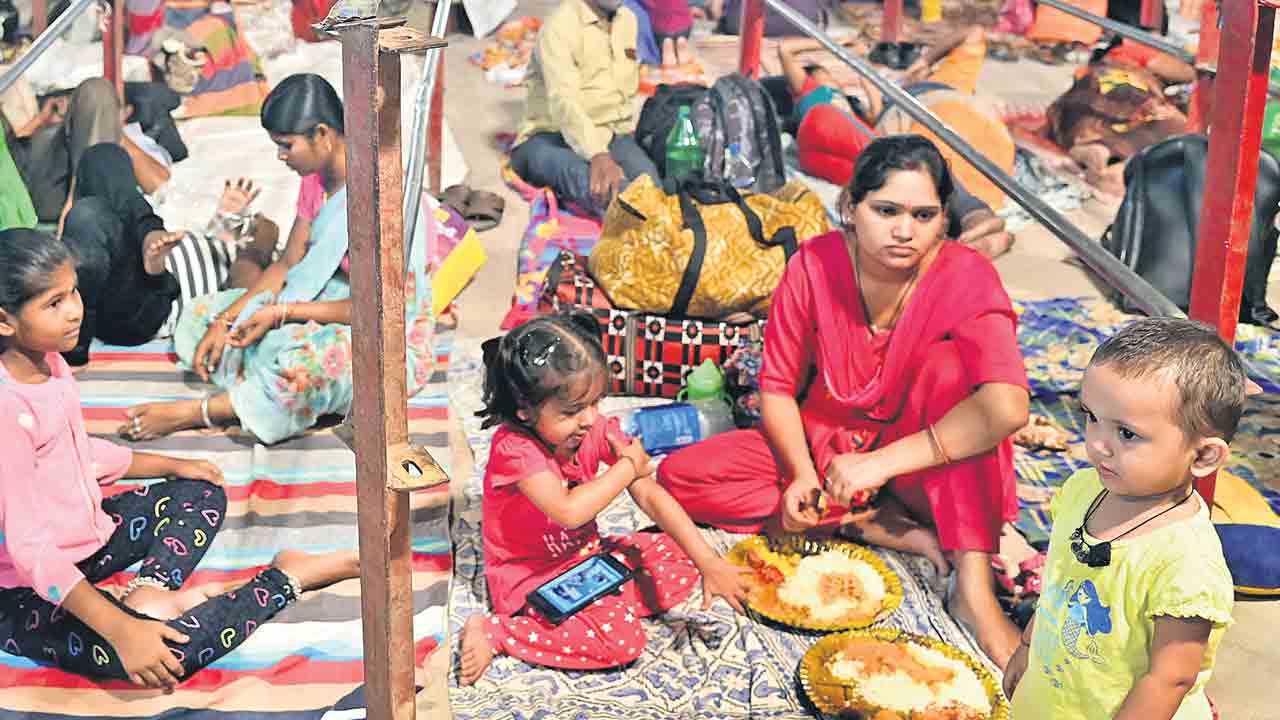Fish Prasadam |  ఎగ్జిబిషన్‌ గ్రౌండ్‌కు భారీగా అస్తమా బాధితులు.. చేప ప్రసాదానికి 32 కౌంటర్లు