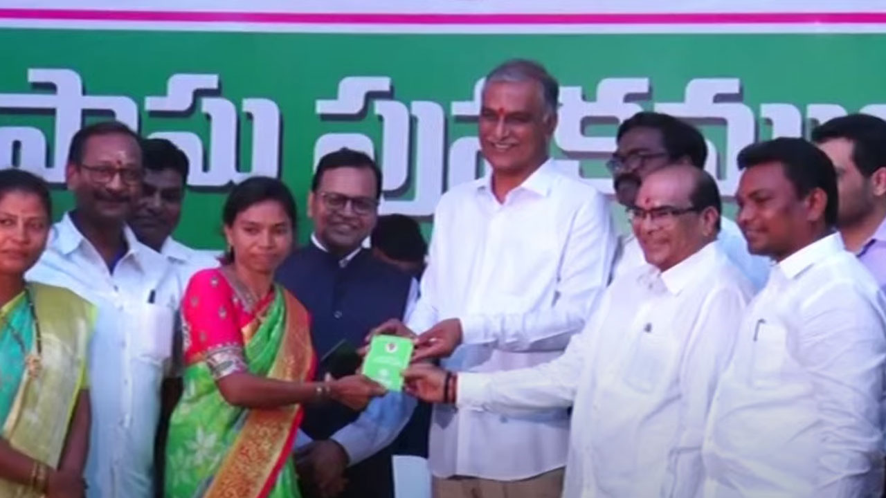 Minister Harish Rao | పాల్వంచలో గిరిజన రైతులకు పోడు పట్టాలు పంపిణీ చేసిన మంత్రి హరీశ్‌ రావు