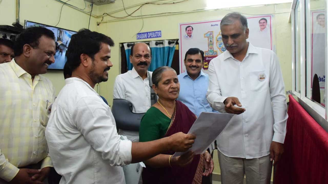 Minister Harish Rao | సదాశివపేట తహసీల్దార్‌ కార్యాలయంలో మంత్రి హరీశ్‌ రావు ఆకస్మిక తనిఖీ..