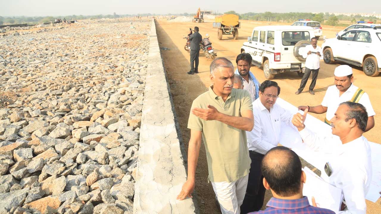 Minister Harish rao | పనుల్లో వేగం పెంచండి.. సిద్దిపేట రైల్వే ట్రాక్ నిర్మాణ పనుల్లో జాప్యం జరగొద్దు.. అధికారులను ఆదేశించిన మంత్రి హరీశ్‌