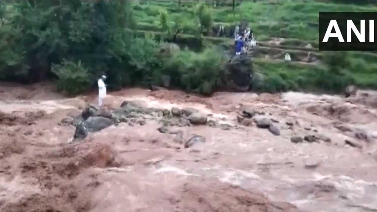 Flash flood | జమ్ముకశ్మీర్‌లో భారీ వర్షాలు.. నదుల్లో పోటెత్తిన వరదలు.. నాలాలో చిక్కుకుపోయిన వ్యక్తి.. Video
