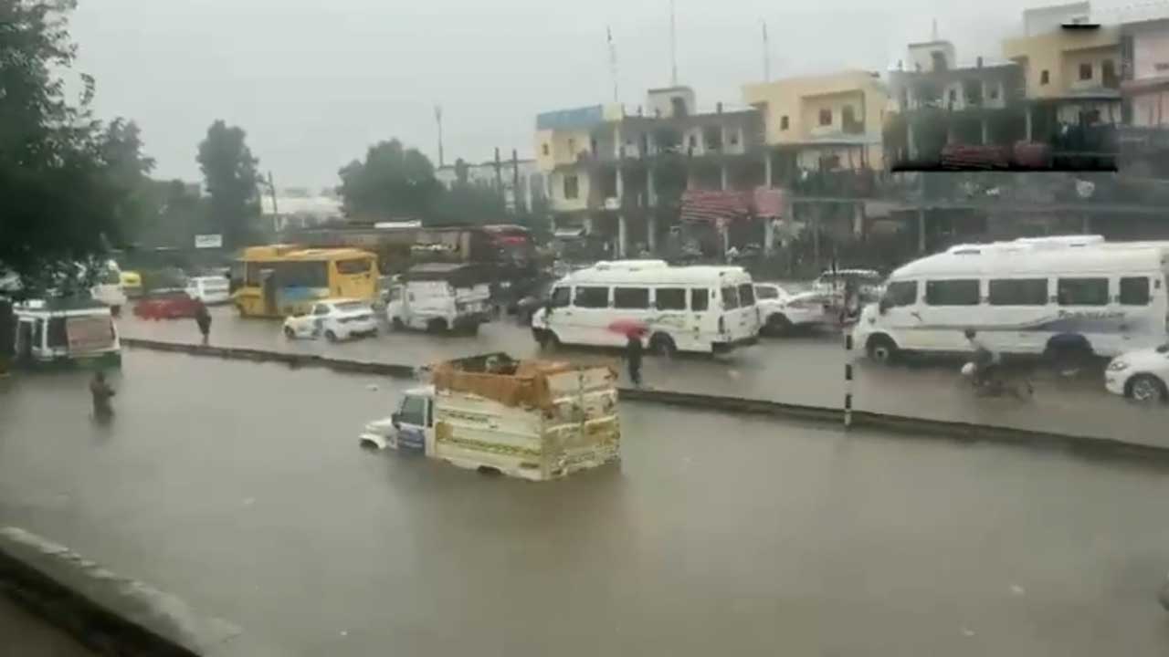 Rain in Gurugram | గురుగ్రామ్‌లో కుండపోత వర్షం.. రహదారులను ముంచెత్తిన వరదనీరు